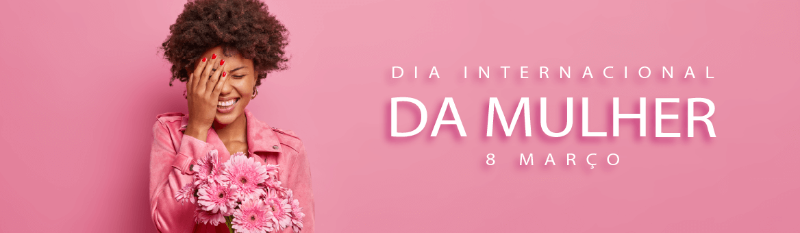 Modelo com roupa e flores rosas, na categoria mulher, para o dia internacional da mulher a 8 Março.